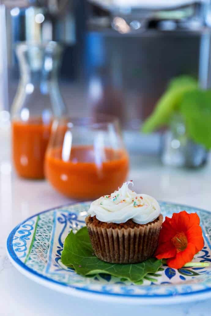 Carrot juice and cupcake